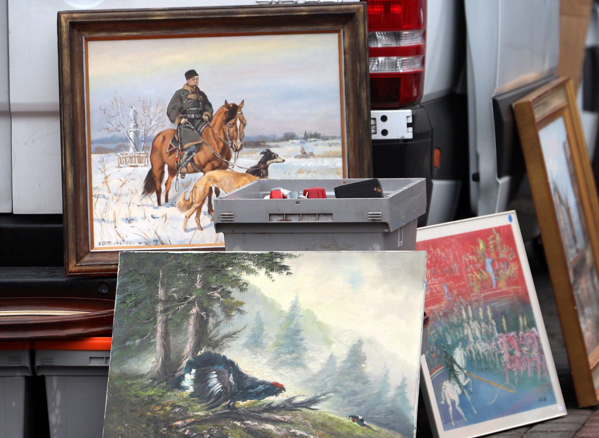 Na lubelskiej giełdzie staroci czas zdaje się płynąć wolniej - między stoiskami pełnymi bibelotów i przedmiotów z duszą można znaleźć nie tylko unikatowe skarby, ale i odrobinę nostalgii.