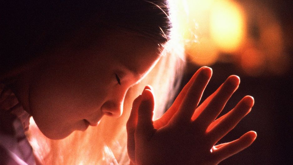 Modląca się dziewczynka - zdjęcie poglądowe