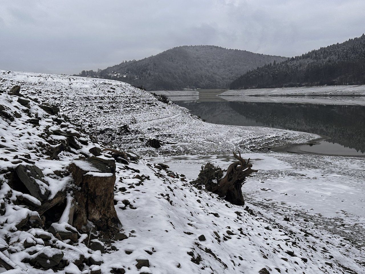 Gorlice: Ratunek dla Klimkówki przyszedł z opadami śniegu i odwilżą. Poziom wód w rzekach wzrasta. Czy roztopy wypełnią wyschnięty zbiornik?