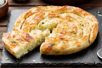 Ten Bułgarski przysmak to hit na każdej imprezie. Sprawdzi się na andrzejki jak ulał