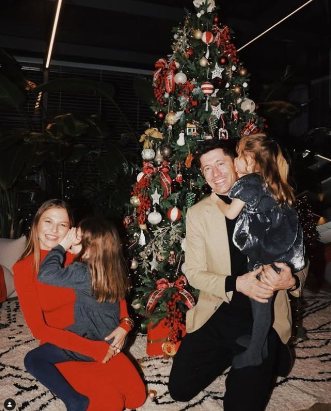 Anna i Robert Lewandowscy z córkami