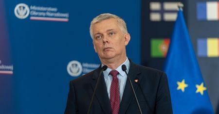 Szef MSWiA: Pracujemy nad dostępem służb do komunikatorów internetowych