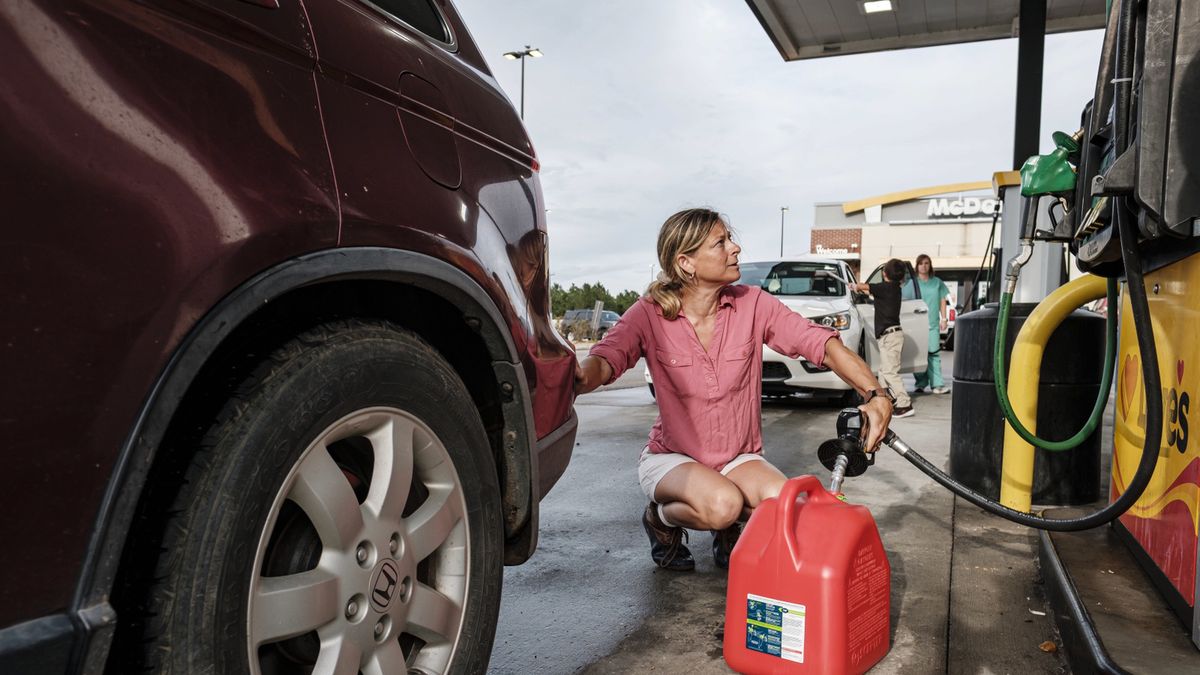 Gulf coast preparations for Hurricane Idaepa09433039 Jennifer Tate fuels up a gas can as she prepares for the arrival of Hurricane Ida in Pass Christian, Mississippi, USA on 27 August 2021. Hurricane Ida is expected to make landfall on the Louisiana coast on the evening of 29 August as a major hurricane.  EPA/DAN ANDERSON Dostawca: PAP/EPA.DAN ANDERSON