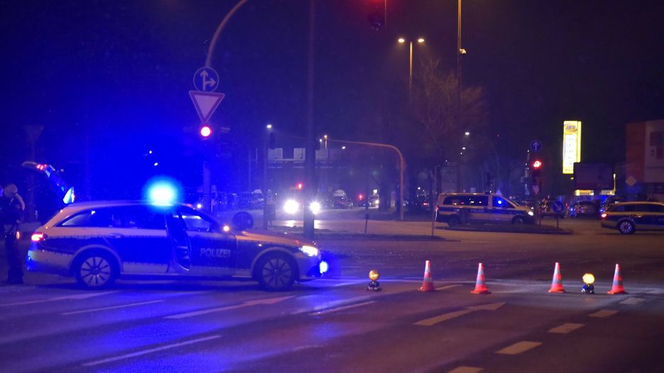 Strzelanina w sali ?wiadk�w Jehowy w Hamburgu
Polizeieinsatz in Hamburg nach mutmasslichem Amoklauf in Hamburg-Alsterdorf. Schwer bewaffnete Polizisten durchsuchen ein Geb�ude das von den Zeugen Jehovas als Gebetshaus K�nigreichsaal in der Stra�e Deelb�ge genutzt wird. Hamburg, 09.03.2023 Amoklauf in Hamburg forderte mehrere Tote und Verletzte - T�ter schie�t in Gotteshaus der von Jehovas Zeugen um sich., Hamburg Hamburg Deutschland Alsterdorf *** Police operation in Hamburg after suspected rampage in Hamburg Alsterdorf Heavily armed police officers search a building used by Jehovahs Witnesses as a house of worship Kingdom Hall in the street Deelb�ge Hamburg, 09 03 2023 rampage in Hamburg claimed several lives and injured perpetrator shoots in house of worship of Jehovahs Witne
IMAGO/Lenthe-Medien/Hamann