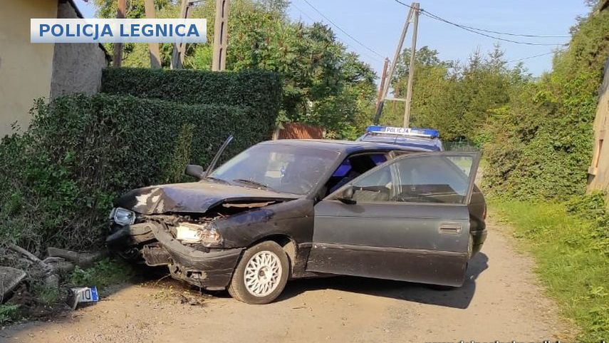 Legnica. Pościg za piratem drogowym. Ucieczka zakończona rozbiciem samochodu