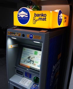 Znana sieć wprowadza zmiany w bankomatach. Nieuważni mogą zapłacić