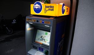 Znana sieć wprowadza zmiany w bankomatach. Nieuważni mogą zapłacić