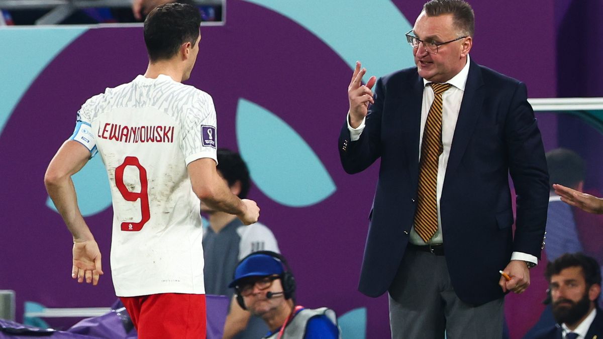Robert Lewandowski (POL), Trener Czeslaw Michniewicz (POL) during the World Cup match between Poland v Argentina , in Doha, Qatar, on November 30, 2022.
NO USE POLAND (Photo by Foto Olimpik/NurPhoto via Getty Images)