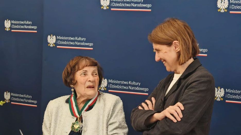 Janina Anna Pawluk odbiera Złoty Medal Gloria Artis z rąk ministra Hanny Wróblewskiej © MKiDN