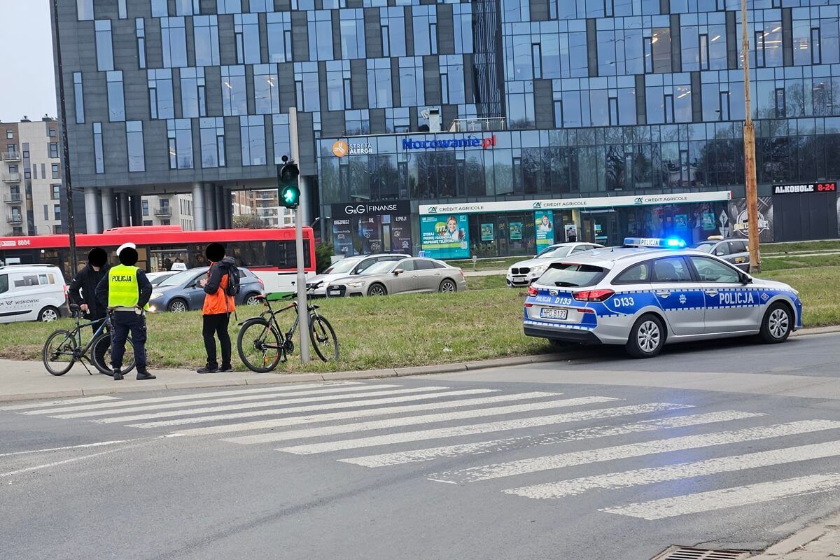 Patrol policji ukarał dwóch rowerzystów za przejazd przez przejście dla pieszych