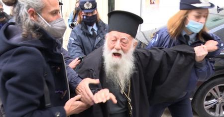 Duchowny krzyczał na Franciszka, odciągnęła go policja. Nagranie świadka