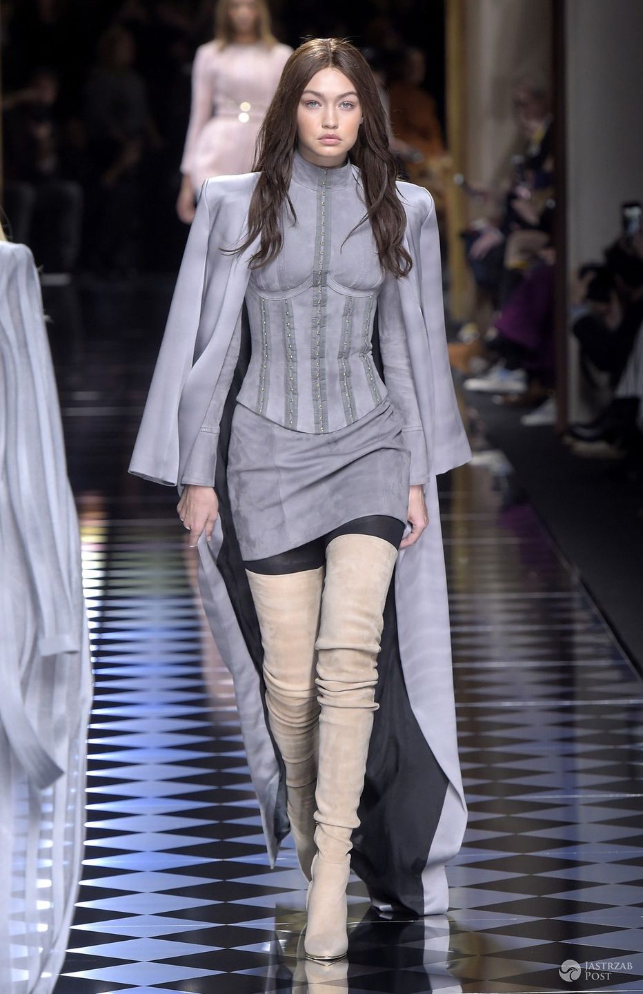 Gigi Hadid, pokaz Balmain jesień-zima 2016/2017 (fot. East News)