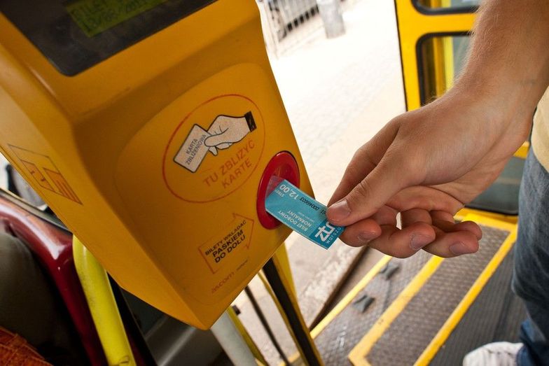 Bilet autobusowy na karcie płatniczej. Mennica Polska rusza z ofertą