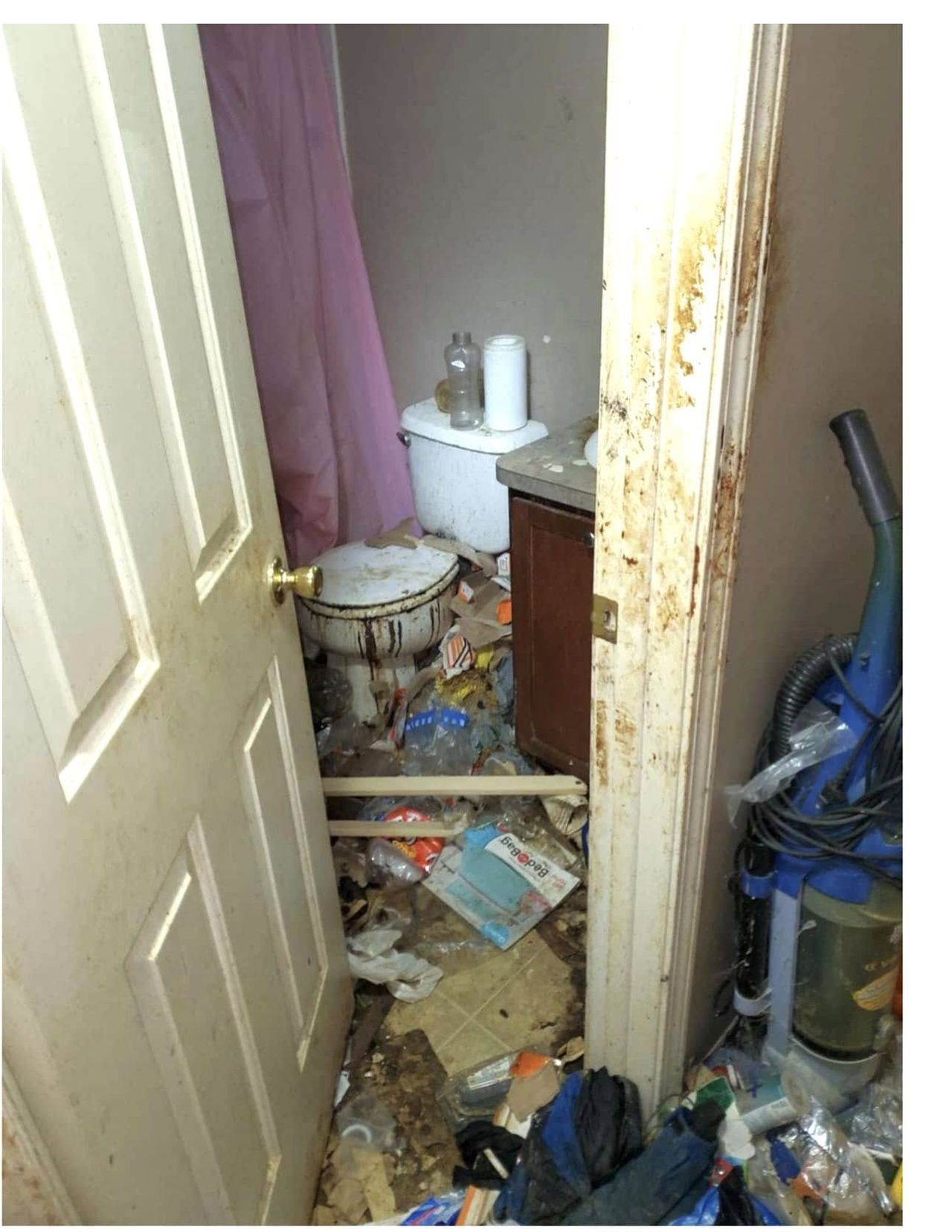 Horror w Pontiac: matka porzuciła dzieci w morzu śmieci i odchodów – żyły same przez lata w nieludzkich warunkach