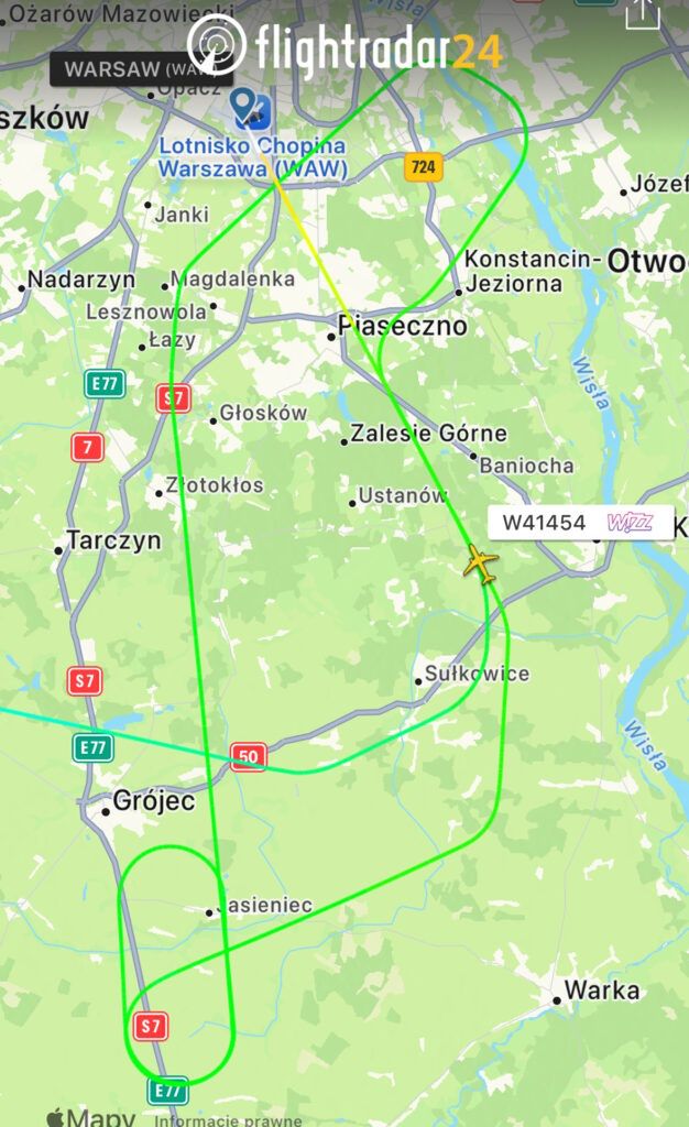 Samolot linii Wizz Air wykonuje krąg nad Warszawą, z widoczną trasą na mapie lotów.