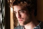 Zobacz, jak Robert Pattinson kłóci się z Pierce'em Brosnanem