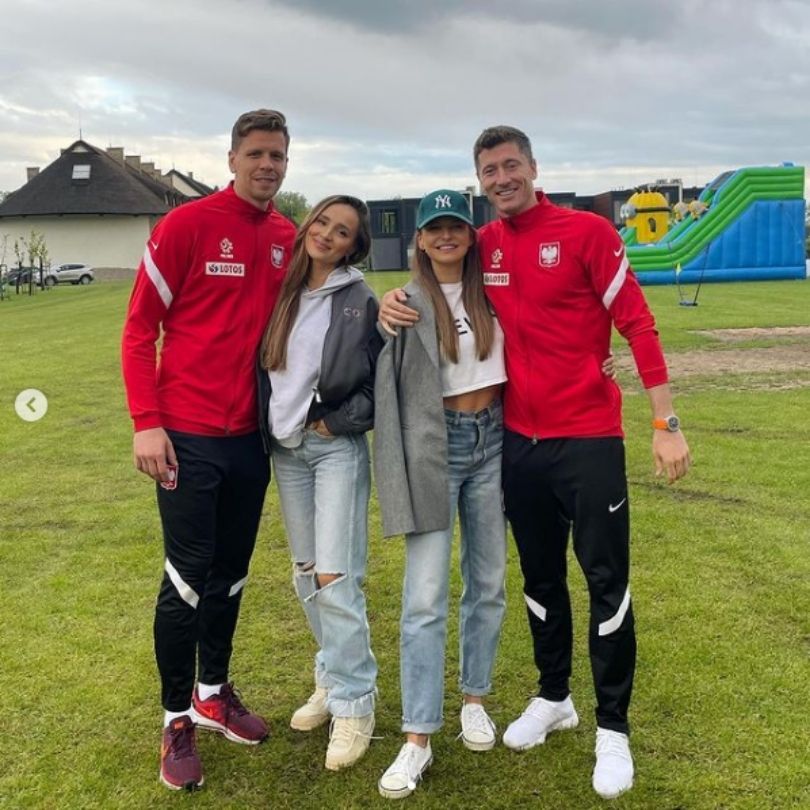 Anna i Robert Lewandowscy oraz Marina Łuczenko i Wojciech Szczęsny pozują w Opalenicy