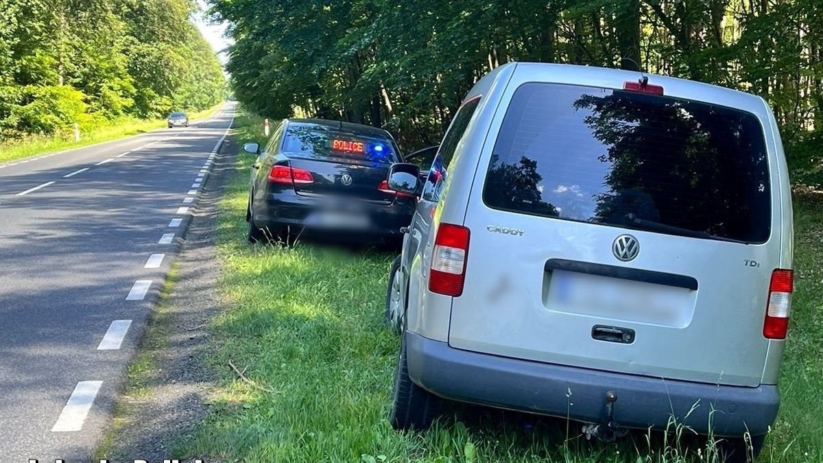 Kierowca tego dostawczaka jechał wężykiem i został zatrzymany przez innych kierowców. Podczas podróży wypił pół litra wódki