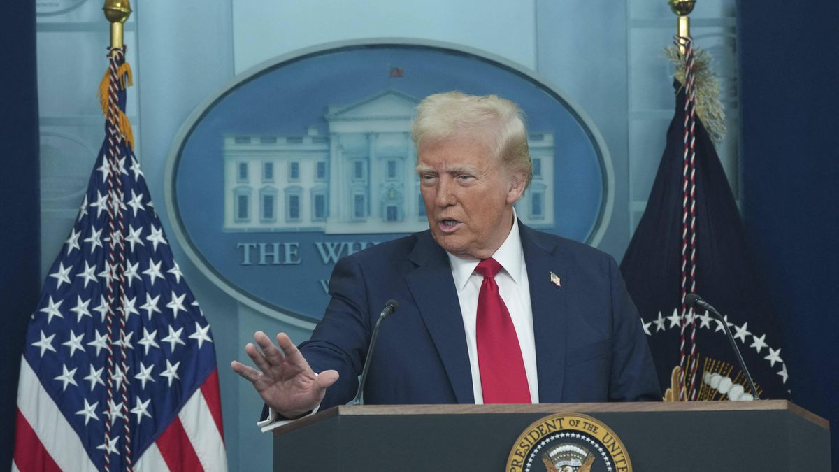 President Donald J Trump makes remarks on the aircraft crash at Reagan National Airport
United States President Donald J Trump makes remarks on the aircraft crash at Reagan National Airport in the briefing room of
the White House in Washington, DC, January 30, 2025.
Credit: Chris Kleponis / CNP 
Dostawca: PAP/Abaca
Pool/ABACA
America, Politics, United States, United States of America, US, USA