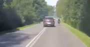 Tak potraktował rowerzystę na drodze. Internauci nie mają litości. "Ale dzban"