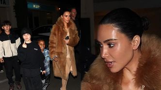Kim Kardashian z dziećmi i siostrzeńcem na mieście. 10-letni syn Kourtney pozdrowił paparazzi ŚRODKOWYM PALCEM. Miło?