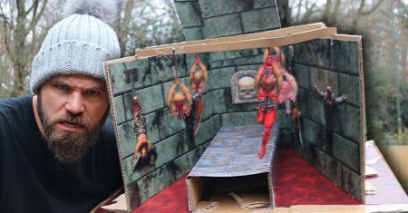 Doom 2 zrobiony z... kartonu. W bonusie John Romero