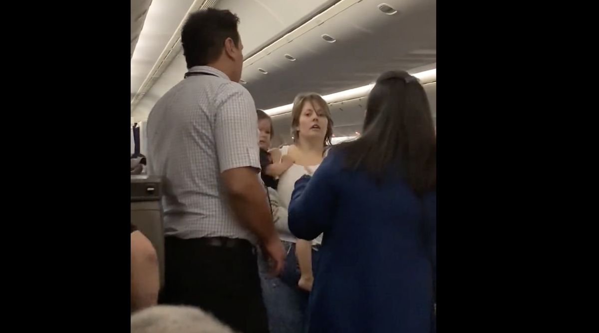 Sceny w samolocie. Pasażerka z dzieckiem zaatakowała stewardessę