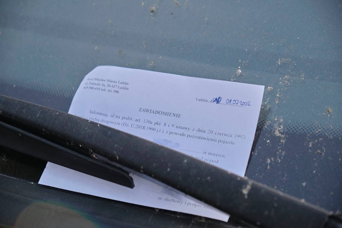Strażnicy założyli blokadę na BMW zaparkowane na al. Solidarności