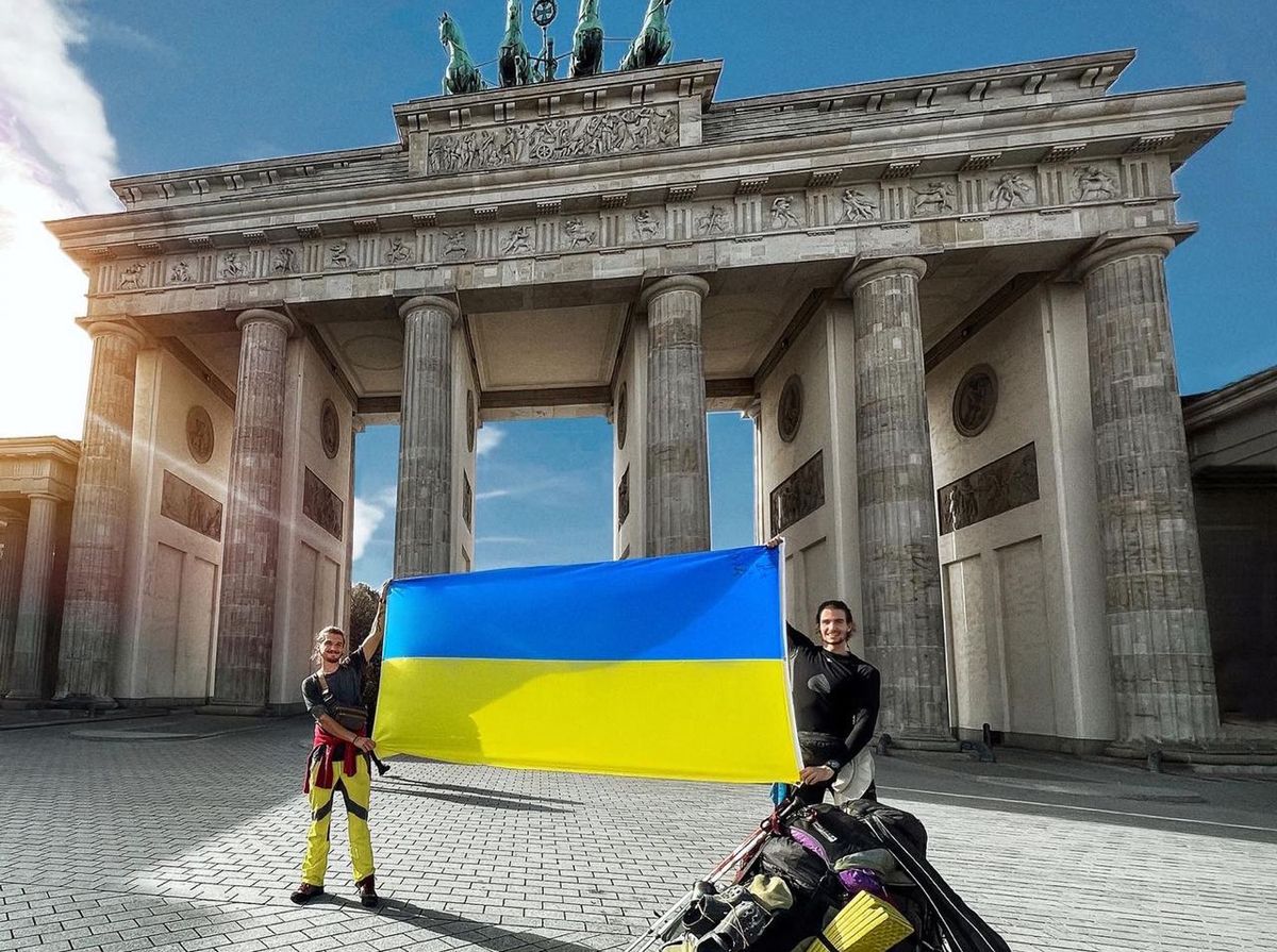 1300 км пішки. Українські мандрівники йдуть Європою та збирають на ЗСУ