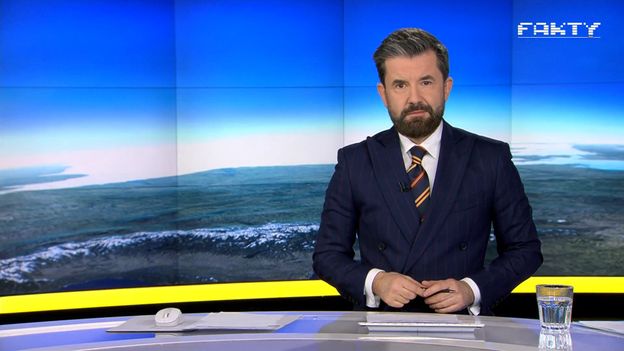 Internauta dopatrzył się NARKOTYKÓW w studiu "Faktów"? W sieci wybuchła afera (WIDEO)