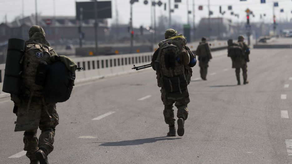  epa09844619 Ukrainian soldiers patrol on the outskirt of Kiev (Kyiv), Ukraine, 23 March 2022. Russian troops entered Ukraine on 24 February prompting the country's president to declare martial law and triggering a series of announcements by Western countries to impose severe economic sanctions on Russia.  EPA/ATEF SAFADI Dostawca: PAP/EPA.