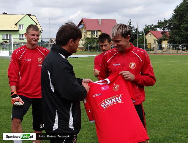 Radosław Mroczkowski wręcza koszulkę nowemu zawodnikowi, Sebastianowi Dudkowki