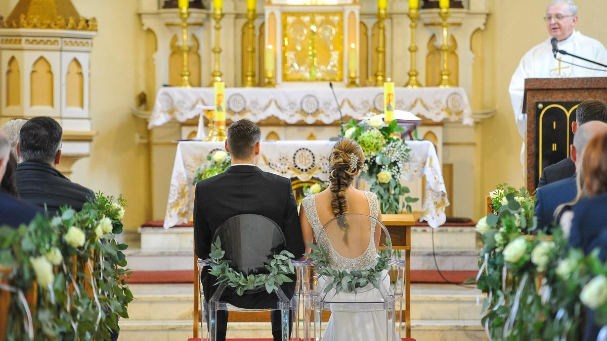 Ile kosztuje ślub? Kwiaty, fotograf, wesele to niejedyne koszty. Trzeba doliczyć często też "coś" dla księdza