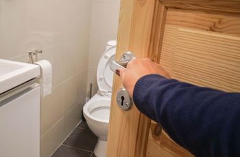 Wstajesz co noc do WC? Urolog mówi, czego to może być objaw