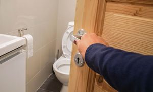 Wstajesz co noc do WC? Urolog mówi, czego to może być objaw