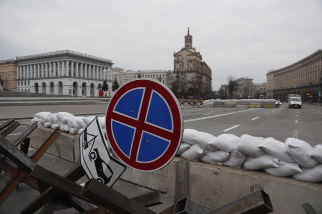 epa09805712 Czech hedgehogs and sandbags are placed at a roadblock in downtown Kyiv (Kiev), Ukraine, 06 March 2022. Russian troops entered Ukraine on 24 February leading to a massive exodus of Ukrainians as well as internal displacements. According to the United Nations (UN), at least 1.5 million people have fled Ukraine to neighboring countries since the beginning of Russia's invasion.  EPA/ZURAB KURTSIKIDZE Dostawca: PAP/EPA.