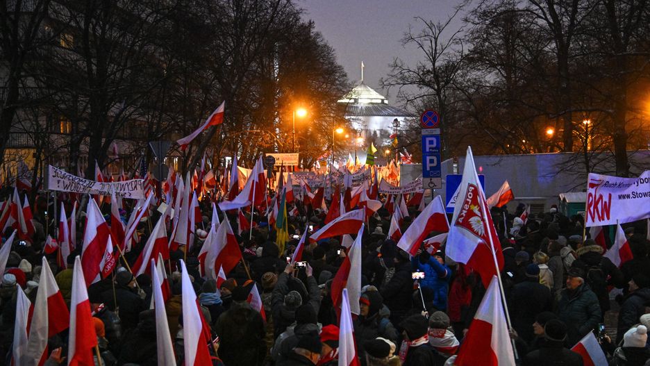 Warszawa, 11.01.2024. Uczestnicy organizowanej przez Prawo i Sprawiedliwości manifestacji ph. "Protest Wolnych Polaków" pod siedzibą Sejmu w Warszawie, 11 bm. Podczas protestu głos mają zabrać m.in. lider PiS Jarosław Kaczyński, były premier Mateusz Morawiecki i szef klubu PiS Mariusz Błaszczak. Następnie uczestnicy demonstracji udadzą się na Plac Powstańców przed siedzibę TVP. (ad) PAP/Radek Pietruszka