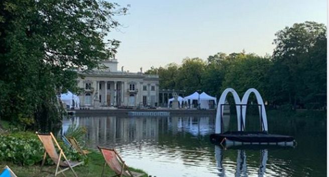 Pływające logo McDonald's w Łazienkach Królewskich. „To nie reklama, tylko element scenografii”