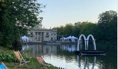 Pływające logo McDonald's w Łazienkach Królewskich. „To nie reklama, tylko element scenografii”