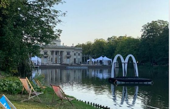 Pływające logo McDonald's w Łazienkach Królewskich. „To nie reklama, tylko element scenografii”