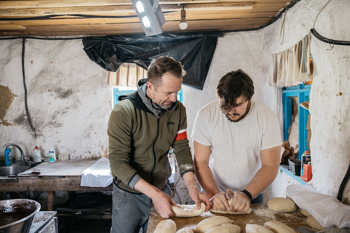 Jacek Polewski pomaga w przygotowaniu chleba według przepisu ukraińskiego piekarza