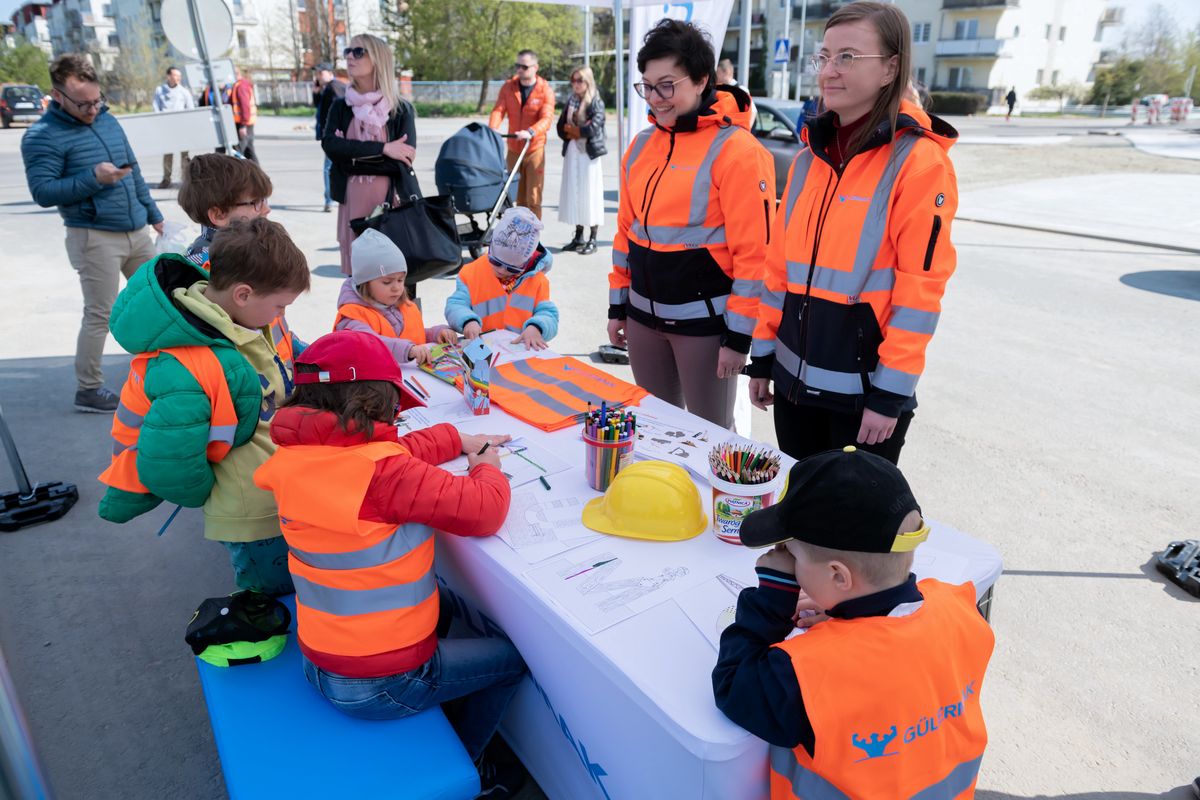 Poznań, 23.04.2022. Zajęcia dla dzieci podczas otwarcia całej trasy tramwajowej na Naramowice w Poznaniu, 23 bm. (sko) PAP/Jakub Kaczmarczyk