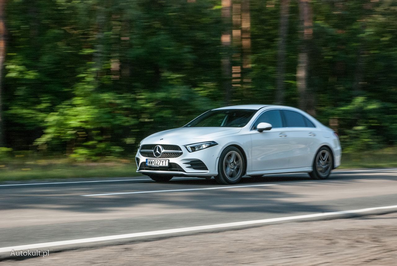 Eleganckie nadwozie kompaktowego sedana na pewno ustępuje prestiżem modelowi CLA. Jest też mniejsze, a niewiele tańsze, więc nie będzie łatwo o klienta.