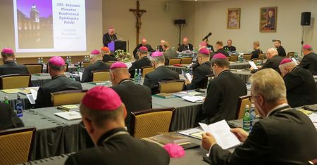 Watykan ukarał polskiego biskupa. Konsekwencji długo nie było