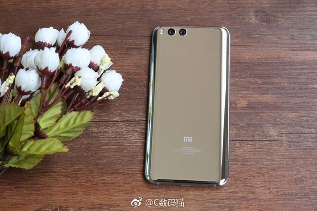 #wSkrócie: holograficzny smartfon RED-a na wideo, nowa wersja OnePlusa 5 i srebrny Mi 6 na zdjęciach 8