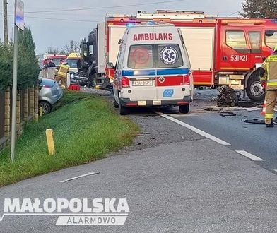 Karambol w Makowie Podhalańskim. Z auta wypadł silnik