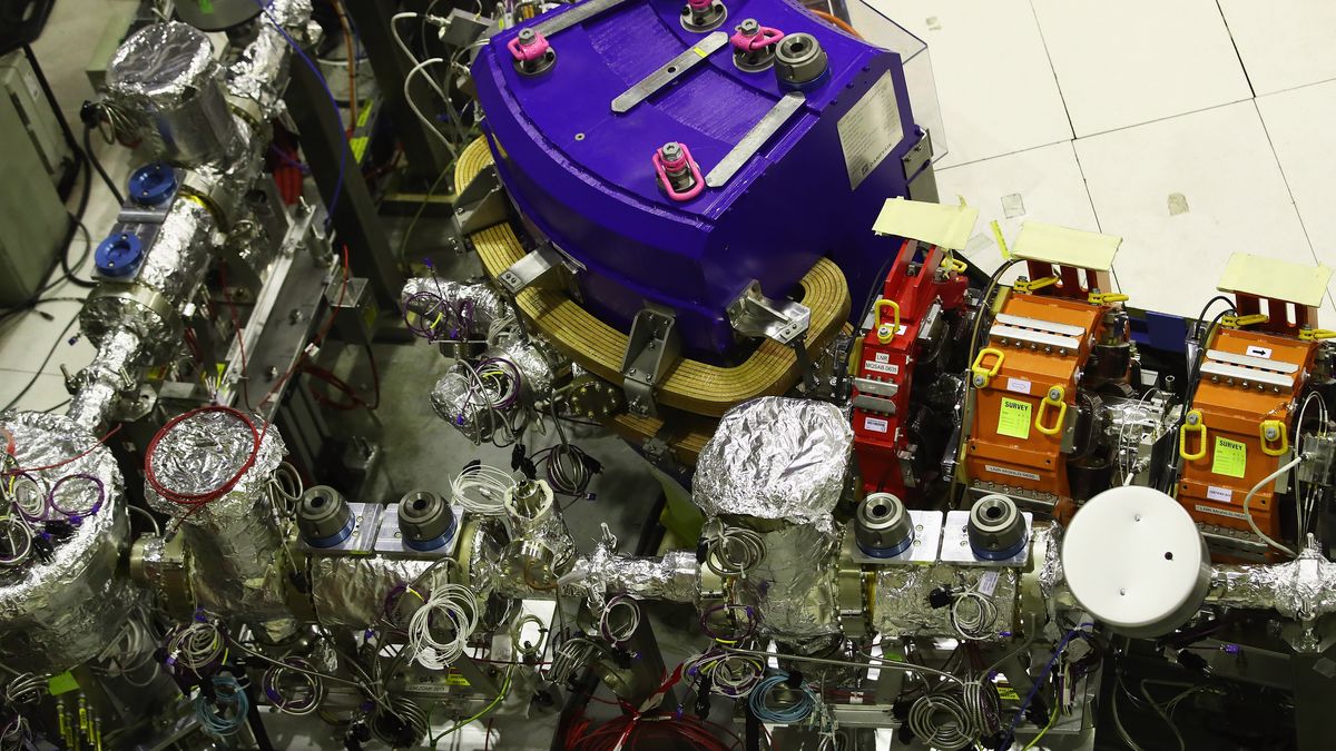 W CERN-ie (Europejska Organizacja Badań Jądrowych) w Szwajcarii udało się wygenerować i zbadać cząsteczki antymaterii (tzw. antycząstki). Na zdjęciu przedstawione są urządzenia w tamtejszej Fabryce Antymaterii