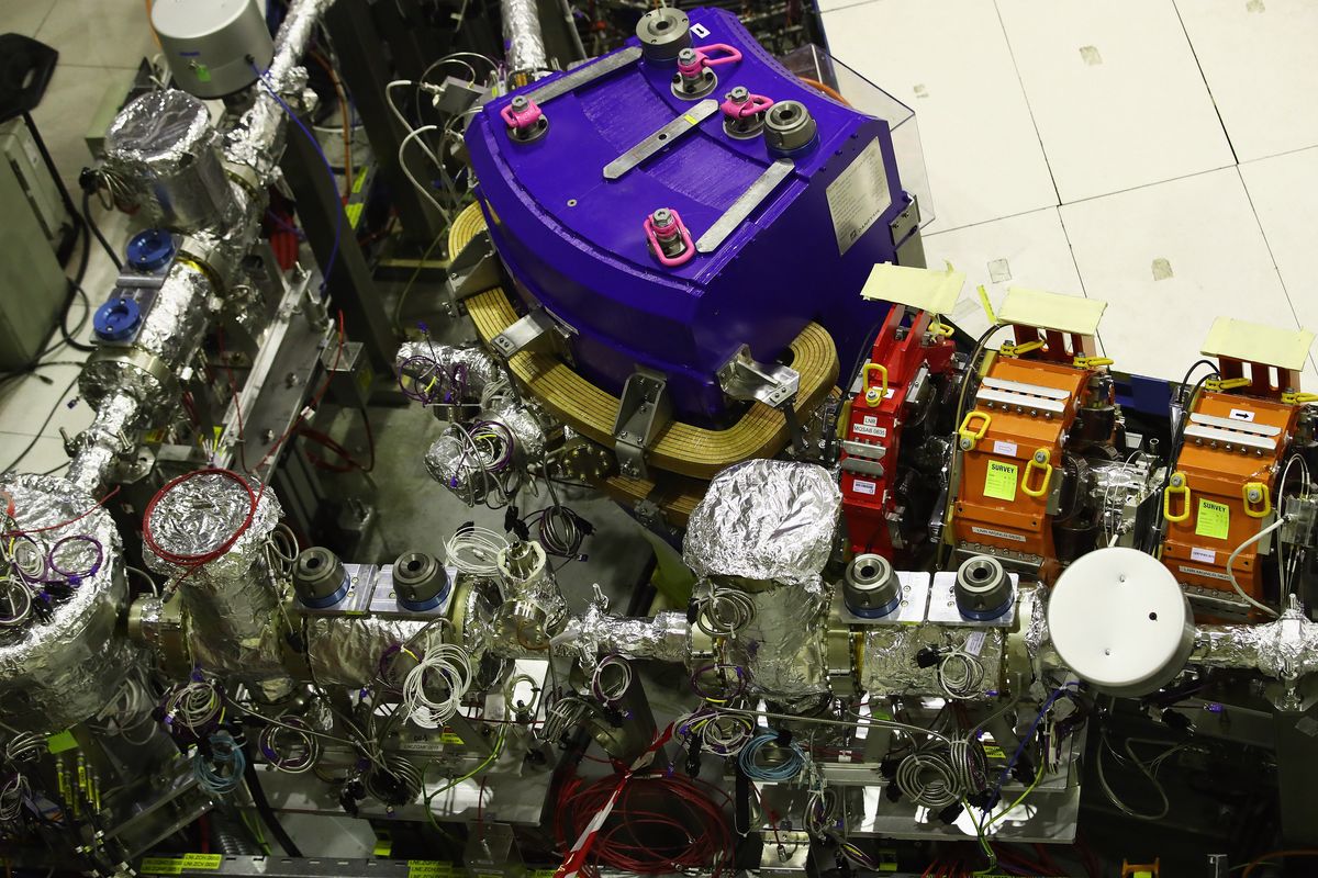 W CERN-ie (Europejska Organizacja Badań Jądrowych) w Szwajcarii udało się wygenerować i zbadać cząsteczki antymaterii (tzw. antycząstki). Na zdjęciu przedstawione są urządzenia w tamtejszej Fabryce Antymaterii