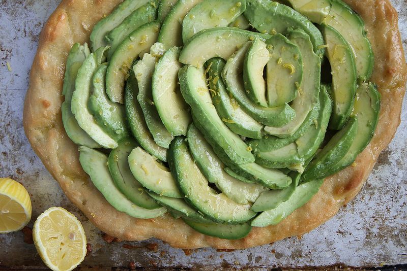 Nowy hit internetu: przepis na pyszną bezglutenową pizzę z awokado