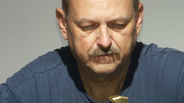 Mechaniczne cuda w lampkach wina. Niezwykłe kreacje Szymona Klimka 1